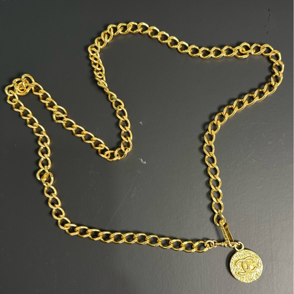 SOLD ❌ Chanel Vintage Interlocking CC Logo Chain Link Belt - Picture 3 of 6